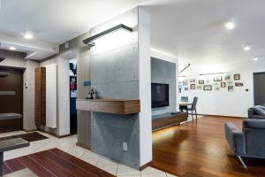 salon i przedpokój z betonem architektonicznym